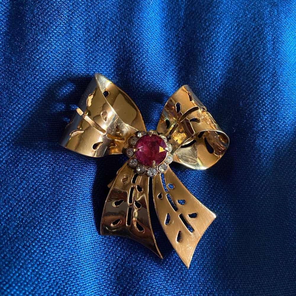Vintage Yellow Gold Tone Bow Design with Pink Rhinestone Brooch